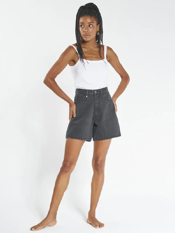 Pleated shorts – Shorts with pleats at the waist for extra volume or texture, creating a more sophisticated appearance.Pleated shorts – Shorts with pleats at the waist for extra volume or texture, creating a more sophisticated appearance.Koko Short - Black Rinse Pleated shorts – Shorts with pleats at the waist for extra volume or texture, creating a more sophisticated appearance.Pleated shorts – Shorts with pleats at the waist for extra volume or texture, creating a more sophisticated appearance.Koko Short - Black Rinse