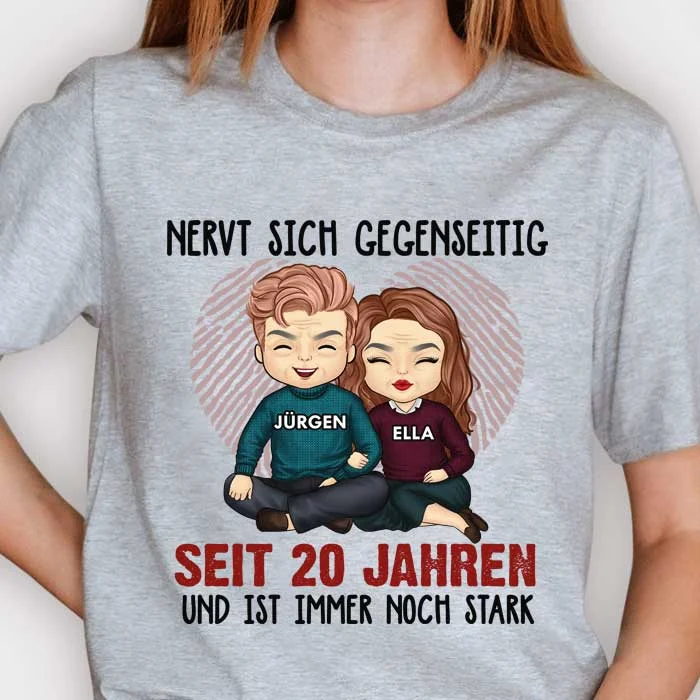 Nervt Sich Seit Vielen Jahren Gegenseitig Und Ist Immer Noch Stark - Anniversary Gifts, Gift For Couples, Husband Wife - Personalized Unisex T-shirt German