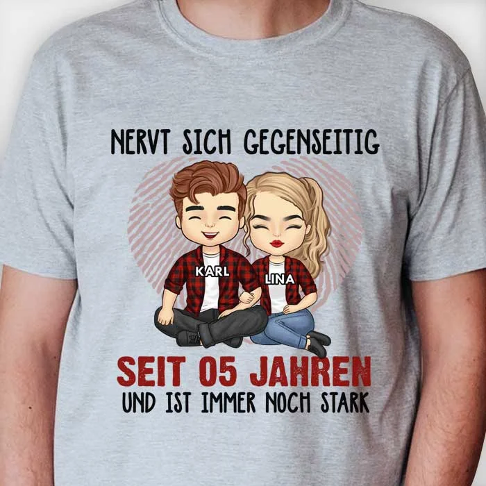 Nervt Sich Seit Vielen Jahren Gegenseitig Und Ist Immer Noch Stark - Anniversary Gifts, Gift For Couples, Husband Wife - Personalized Unisex T-shirt German