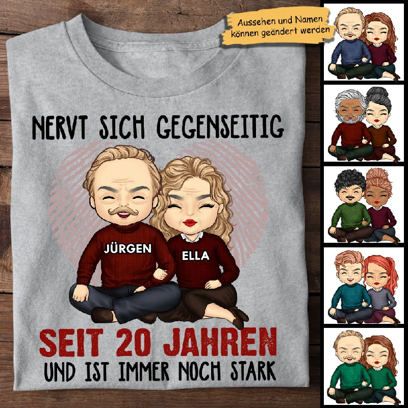 Nervt Sich Seit Vielen Jahren Gegenseitig Und Ist Immer Noch Stark - Anniversary Gifts, Gift For Couples, Husband Wife - Personalized Unisex T-shirt German