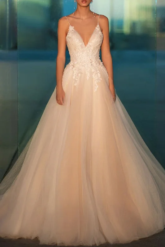 Midi dress – Dress that falls to the mid-calf, giving a balanced, modest, yet stylish appearance.Midi dress – Dress that falls to the mid-calf, giving a balanced, modest, yet stylish appearance.A line Spaghetti Straps Lace Appliques Bohemian Wedding Dress QW2212