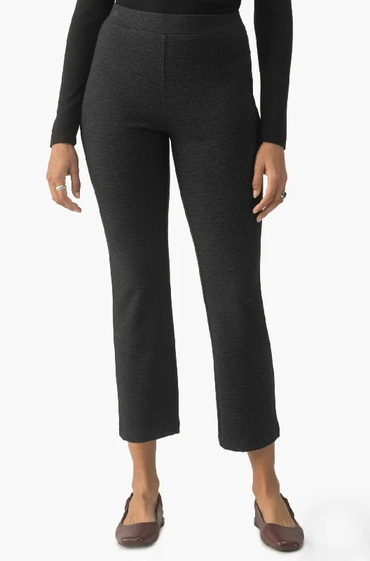Athleisure trousers – Comfortable, performance-focused trousers that can be worn for both working out and casual wear.Athleisure trousers – Comfortable, performance-focused trousers that can be worn for both working out and casual wear.Carnaby Kick Crop Leggings