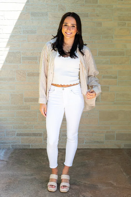 Cargo trousers – Loose-fitting trousers with large pockets on the sides, often made from durable materials.Cargo trousers – Loose-fitting trousers with large pockets on the sides, often made from durable materials.Clean White Denim Skinny