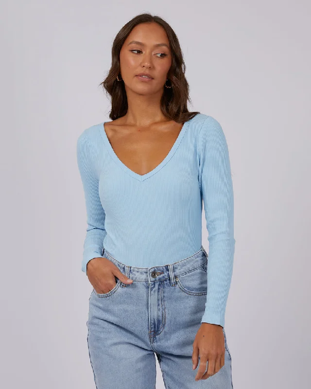 Faded – Pre-washed or faded look for a vintage vibeFaded – Pre-washed or faded look for a vintage vibeSilent Theory Lily L/S Tee Sky